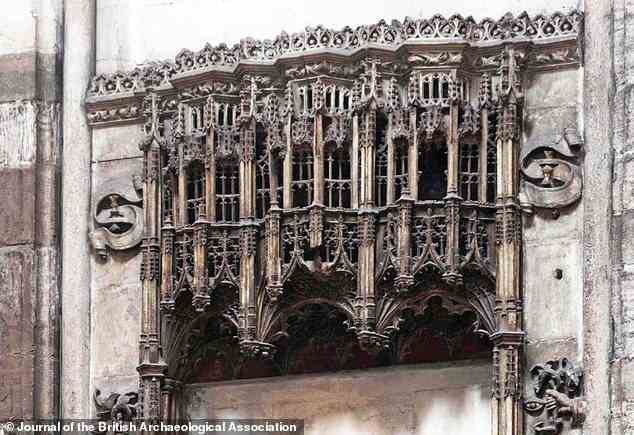 Oberer Teil des Retabels von St. Erasmus, Westminster Abbey.  Die Studie spekuliert, dass ein lange verschollener Teil dieser Dekoration den ausgeweideten heiligen Erasmus darstellte