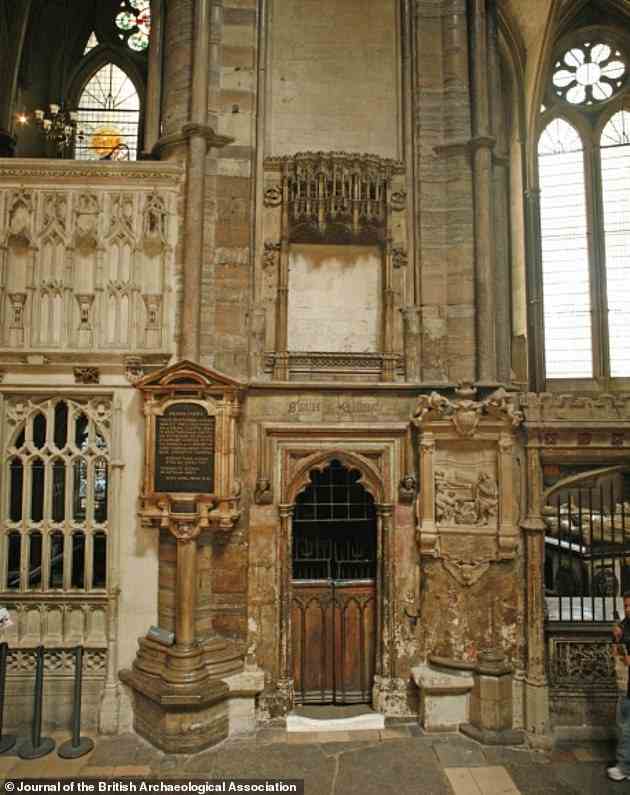 Besucher der Westminster Abbey können den Überrest noch sehen, indem sie über den Eingang zur Kapelle Our Lady of the Pew im Nordumgang von Westminster schauen (im Bild).