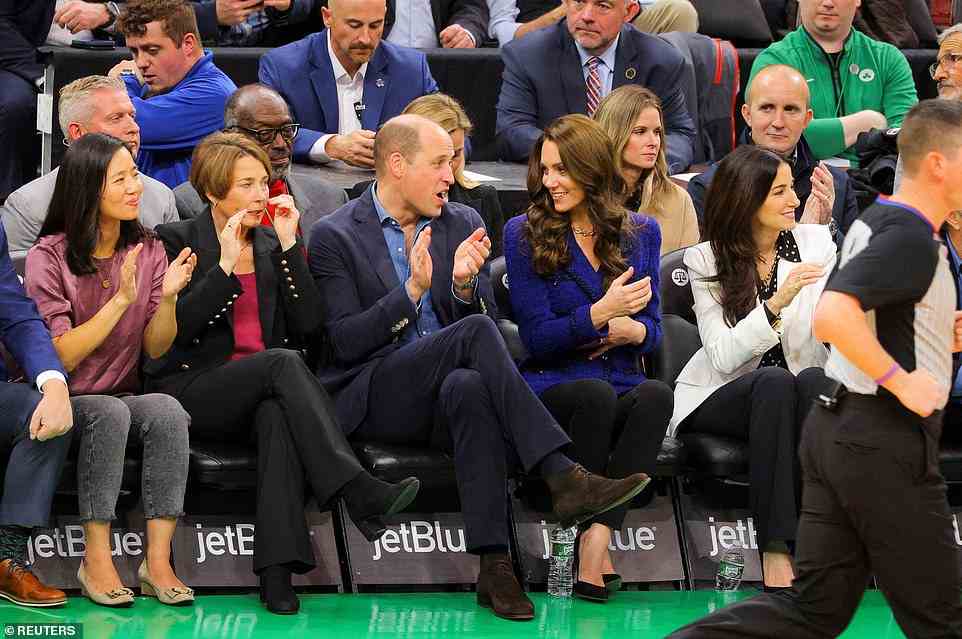 Der Prinz von Wales schien einen unterhaltsamen Abend zu haben, als er die Boston Celtics anfeuerte, wobei seine Frau ihm während des Spiels einmal ein Lächeln zuwarf