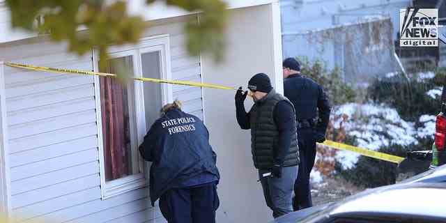 Die Forensik der Staatspolizei sucht am Montag, den 21. November 2022, in Moskau, Idaho, nach Hinweisen. Vier Studenten der University of Idaho, die am 13. November in diesem Haus getötet wurden.