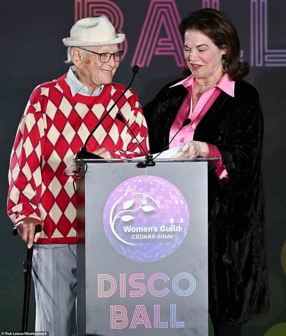 Nationaler Schatz: Die pensionierte Filmstudio-Managerin Sherry Lansing (R) brachte den Überraschungsgast des Abends, den Sitcom-Pionier Norman Lear (L), zur Sprache.