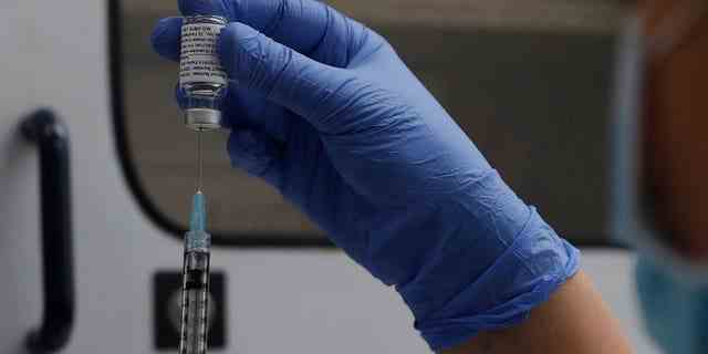 Ein Fläschchen des Novavax-Coronavirus-Impfstoffs der Phase 3 ist bereit für den Einsatz in der Studie am 7. Oktober 2020 im St. George's Hospital in London.