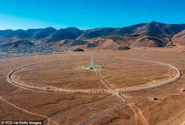 Das Daocheng Solar Radio Telescope (DSRT), das sich auf einem Plateau in der Provinz Sichuan im Südwesten Chinas befindet, besteht aus 313 Gerichten