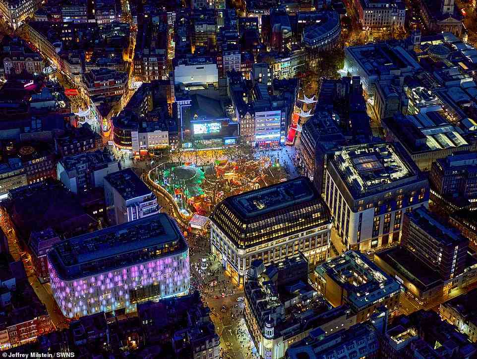 Der Leicester Square erstrahlt vor dem Hintergrund des dunklen Winterhimmels in leuchtenden Farben