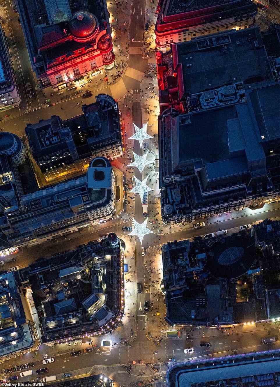 Vier glitzernde Sterne erleuchten die Coventry Street im Londoner West End zwischen Piccadilly Circus und Leicester Square