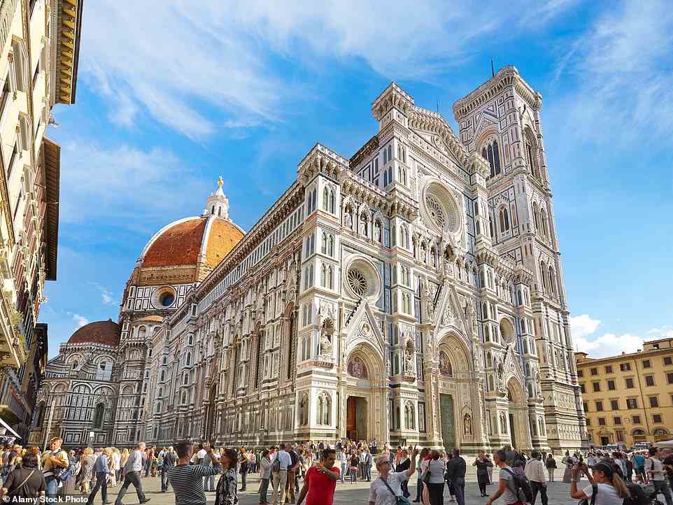 Der Dom von Florenz, auch bekannt als Kathedrale Santa Maria del Fiore, befindet sich am Domplatz.  Schätzungsweise 4,5 Millionen Menschen besuchen die Kathedrale