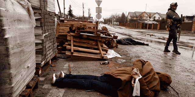 Ein Leichnam mit durch weißes Tuch gefesselten Händen, der nach Angaben von Anwohnern von russischen Soldaten erschossen wurde, liegt am Sonntag auf der Straße in Bucha, Ukraine.