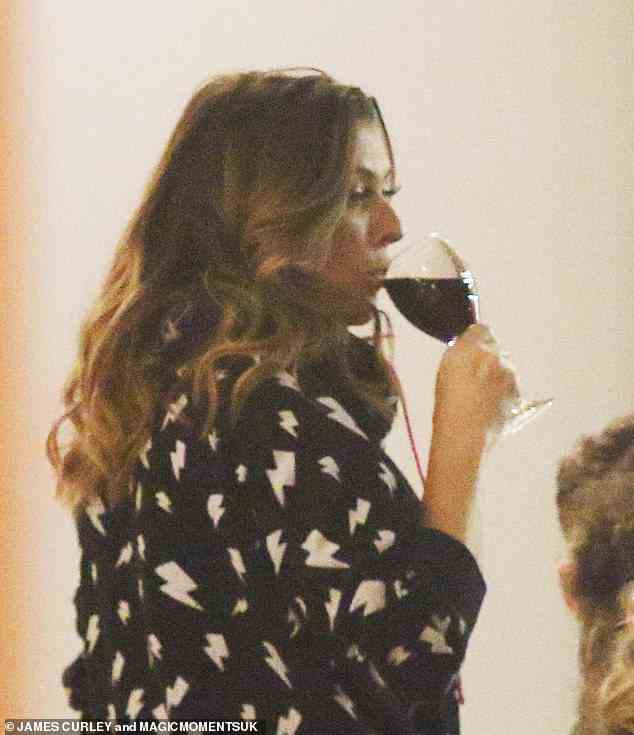 Gießen Sie es auf: Die 46-jährige Schauspielerin schien in bester Stimmung zu sein, als sie ein Glas Rotwein genoss, nachdem sie in ihr Hotel zurückgekehrt war, um weiter zu saufen