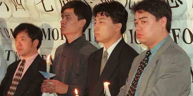 Chinesische Studentenführer halten am 3. Juni vor der chinesischen Botschaft in Washington eine Kerzenlicht-Mahnwache ab, um den siebten Jahrestag des Massakers auf dem Platz des Himmlischen Friedens zu begehen.  Die Studenten, die die Proteste auf dem Platz des Himmlischen Friedens anführten, flohen später aus China, im Bild von links nach rechts: Liu Gang, Zhou Fengsuo, Chen Tong und Wuer Kaixi. 