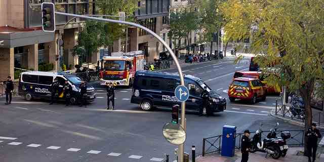 Gesamtansicht eines Polizeigeräts in der Nähe der US-Botschaft in Madrid, wo am 1. Dezember 2022 in Madrid, Spanien, eine Paketbombe eingegangen ist. 