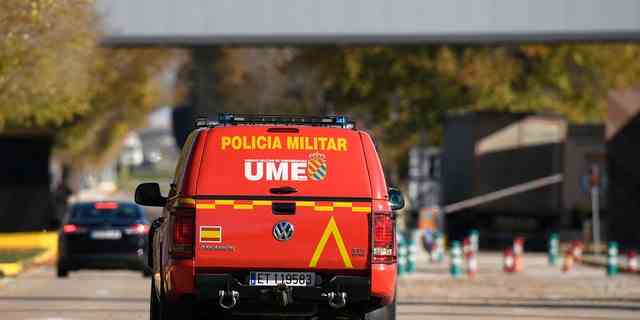 Ein Militärpolizeiwagen patrouilliert am 1. Dezember 2022 am Haupteingang des spanischen Luftwaffenstützpunkts in Torrejon de Ardoz bei Madrid, nachdem die spanischen Sicherheitskräfte einen gefunden hatten "vermuten" Paket, einen Tag nachdem eine Briefbombe in der ukrainischen Botschaft in der spanischen Hauptstadt explodiert war. 