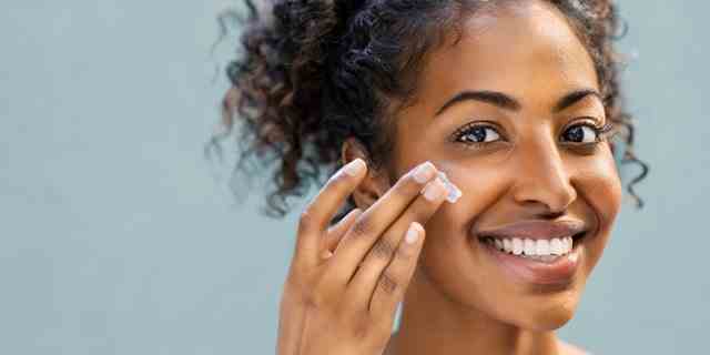 Laut der Cleveland Clinic ist Melanin das natürliche Pigment der Haut, das unserer Haut, unseren Haaren und Augen Farbe verleiht.  Einige Cremes fügen Quecksilber hinzu, um das Melanin in der Haut zu blockieren. 