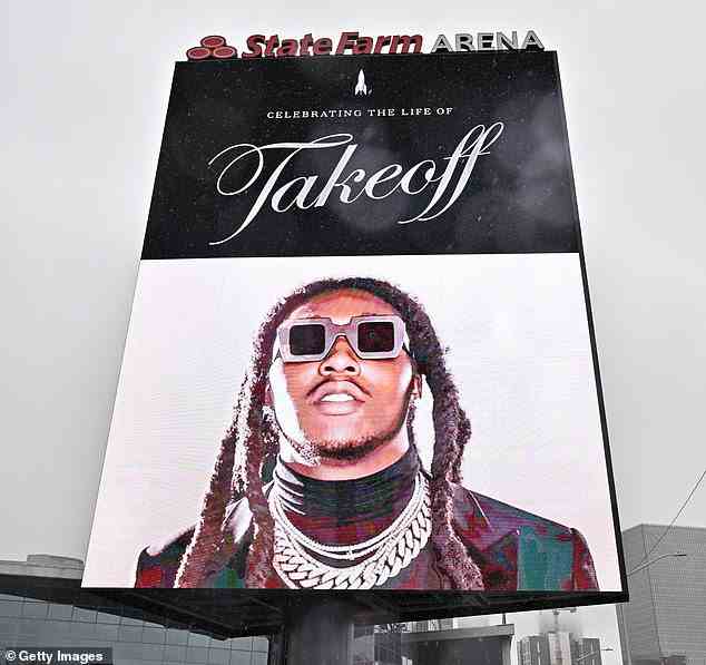 Ein Schild kündigt den Gedenkgottesdienst für den ermordeten Rapper Takeoff in der State Farm Arena in Atlanta an