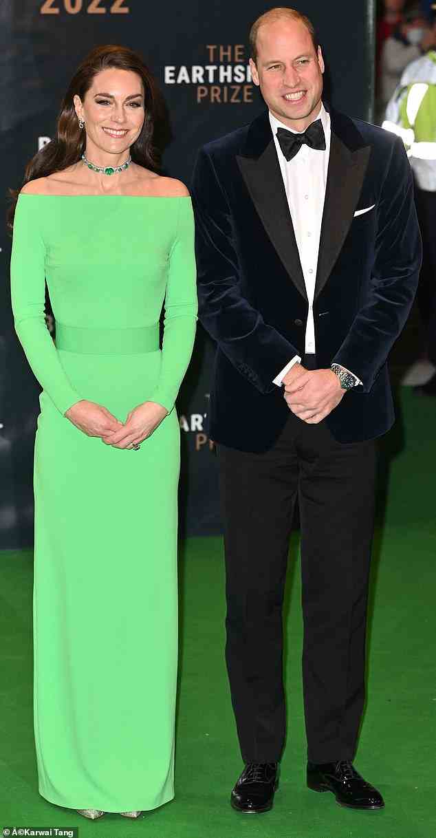 Die Prinzessin von Wales zog heute Abend ein gemietetes Kleid für die Preisverleihung an, gemietet von HURR London (abgebildet mit Prinz William bei den Earthshot Prize Awards in der Fenway Music Hall in Boston).