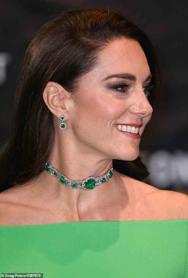 Die Prinzessin von Wales zeigt den Halsreif, den sie für die Veranstaltung trug, und kombiniert die grünen Steine ​​mit ihrem grünen Kreppkleid