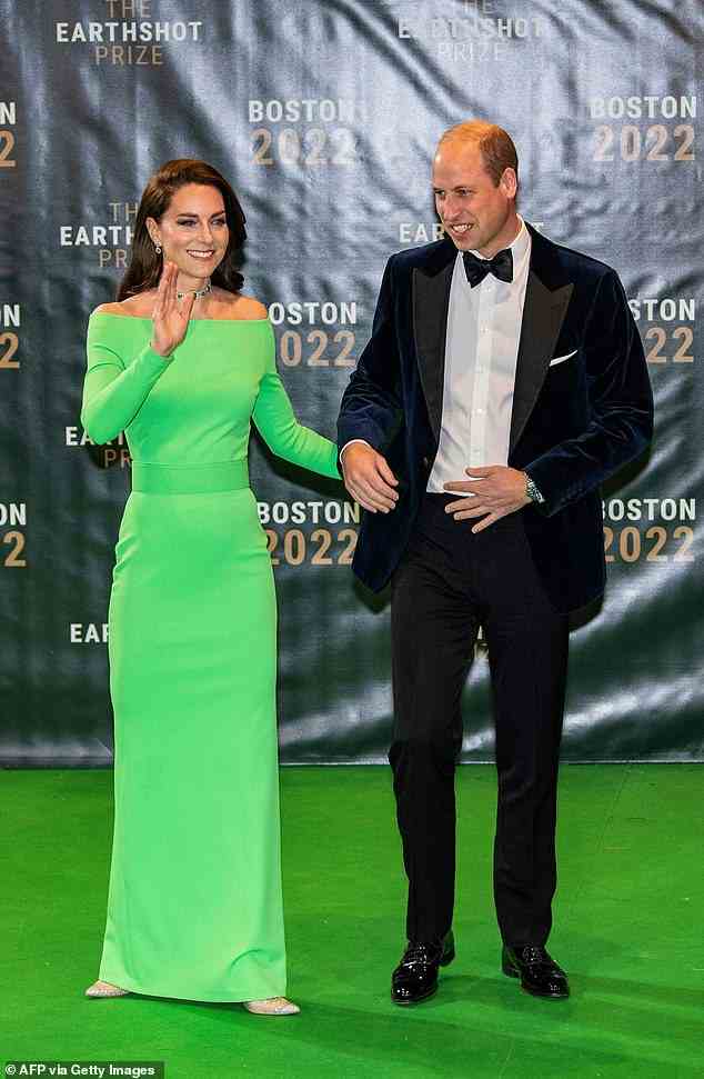 Eine Vision in Grün!  Kate, 40, sah umwerfend aus in einem lebhaften schulterfreien grünen Kleid von Solace London, das sie von der Modeverleihplattform HURR gemietet hatte