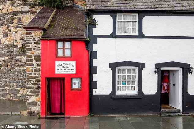 Abgebildet ist „Das kleinste Haus in Großbritannien“, das nur 72 Zoll breit und 122 Zoll hoch ist.  „Das Haus ragt eher wie ein winziger Daumen heraus“, sagt Angela
