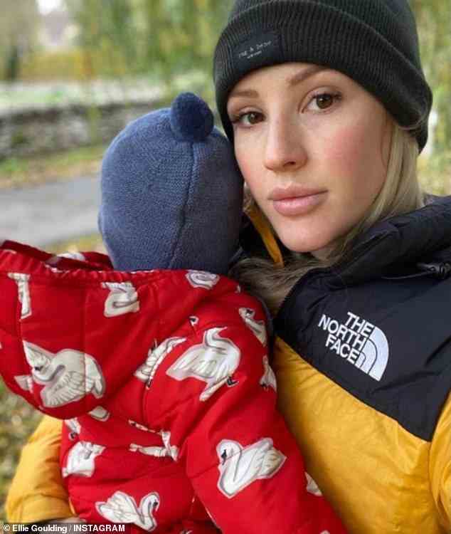 Im Januar enthüllte Ellie in einem emotionalen Social-Media-Beitrag, dass sie Schwierigkeiten hatte, ihre lähmende Angst zu bewältigen, nachdem sie letztes Jahr ihren Sohn Arthur Ever Winter willkommen geheißen hatte