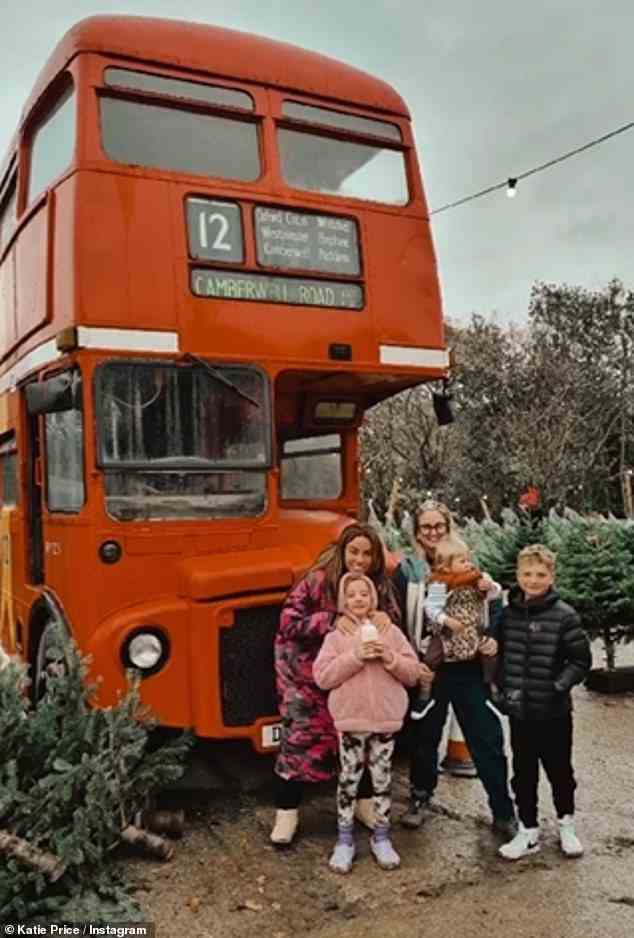 Familie: Katie ging auch zu Instagram, um Schnappschüsse von ihrem Weihnachtsbaumeinkauf mit ihren Kindern Bunny, acht, und Jett, neun, und ihrer Schwester Sophie zu teilen