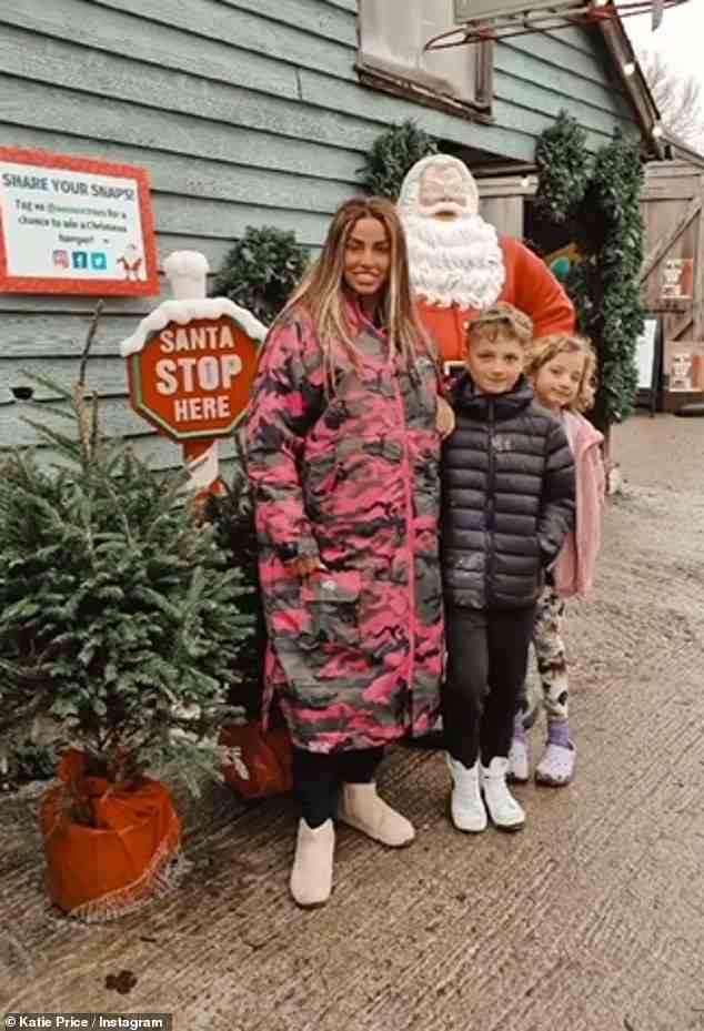 Festlich: Sie machte eine stilvolle Figur in einer rosa Camouflage-Print-Jacke, als sie mit ihren jüngsten Kindern vor einem Londoner Bus und einer Weihnachtsmann-Statue posierte