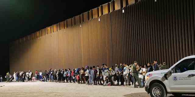 Migranten, die versuchen, aus Mexiko in die USA einzureisen, werden vom US-Zoll- und Grenzschutz am 20. August 2022 in San Luis, Arizona, an der Grenze festgenommen. 
