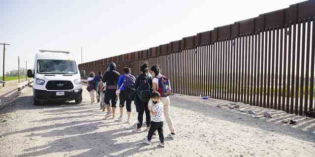 Asylsuchende besteigen einen CBP-Transporter, nachdem sie in Yuma, Arizona, am 20. Mai 2022 in die Vereinigten Staaten eingereist sind 