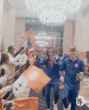 Teamkollegen folgten Depay, als sie von Mitarbeitern mit orangefarbenen Teamflaggen begrüßt wurden