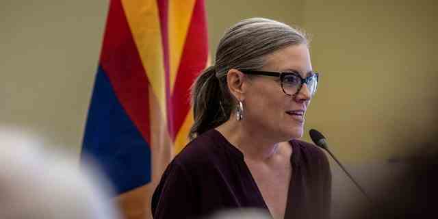 Die demokratische Kandidatin für den Gouverneur von Arizona, Katie Hobbs, spricht bei einer Wahlkampfveranstaltung am 6. November 2022 in Tucson, Arizona, zu Unterstützern. 