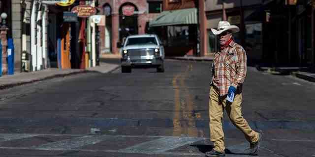 Ein Mann mit Hut geht am Dienstag, den 26. Mai 2020, in Bisbee, AZ, über die Main Street.  Bisbee liegt im Cochise County.