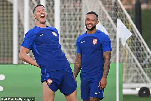 Hollands Stürmer Wout Weghorst und Memphis Depay blickten entspannt auf das Spiel gegen die USA