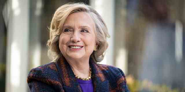 Hillary Clinton wirbt für die Crush the Coup-Kampagne von Indivisible "Stellen Sie sicher, dass wir bereit sind, die Demokratie zu verteidigen" im Jahr 2024. 