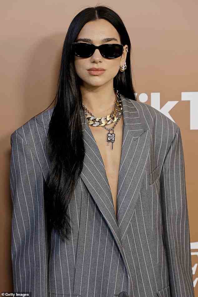 Chic: Mit ihrem langen rabenschwarzen Haar, das zur Seite gestylt war, präsentierte die dreimalige Grammy-Gewinnerin eine dicke Metallkette, die sich zusammen mit einer Givenchy-Vorhängeschloss-Halskette um ihren Hals wand