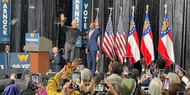Der ehemalige Präsident Barack Obama trifft sich mit dem demokratischen Senator Raphael Warnock aus Georgia zu einer Kundgebung am 1. Dezember 2022 in Atlanta, Georgia.  Warnock trifft am 6. Dezember in einer Stichwahl zum Senat auf den republikanischen Herausforderer Herschel Walker. 