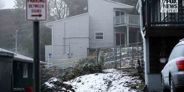 Allgemeine Ansichten des Hauses in Moskau, Idaho, aufgenommen am Mittwoch, dem 16. November 2002, wo vier Studenten der Universität von Idaho ermordet wurden, zeigen rote Flecken, die das Fundament des Hauses hinunterlaufen.