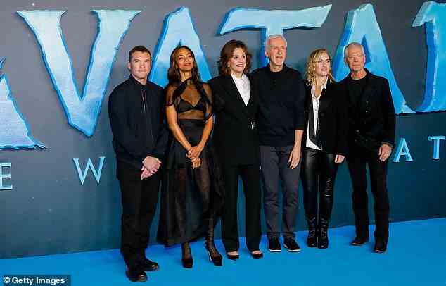 Premiere: Zoe war für die Premiere von Avatar: The Way of Water in London, wo sie mit Sam Worthington, Sigourney Weaver, Kate Winslet, Stephen Lang und Regisseur James Cameron über den blauen Teppich ging