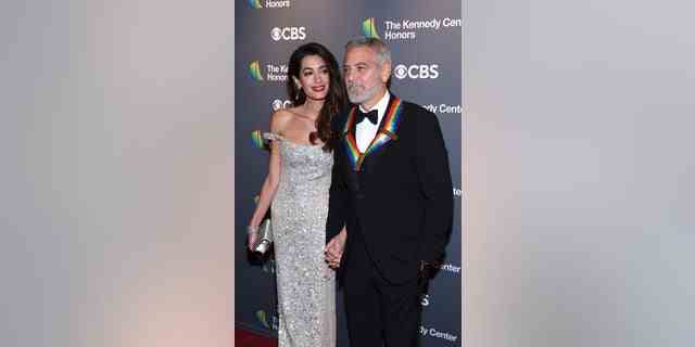 Der Preisträger George Clooney scherzte, dass dies der Fall sei "hilfreich" zu wissen, dass er den Preis bereits gewonnen hatte.