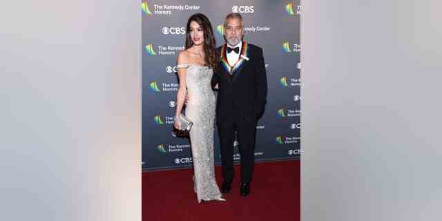 George Clooney scherzte über sein Familienleben als Ehrengast im Kennedy Center Honors mit seiner Frau Amal Clooney. 