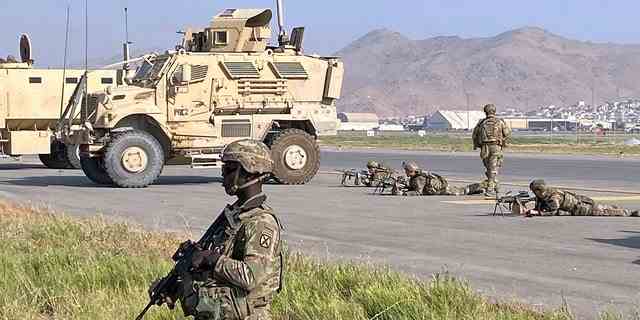 US-Soldaten bewachen den internationalen Flughafen in Kabul, Afghanistan.