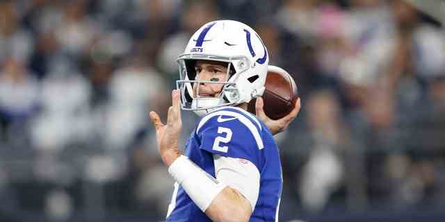 Matt Ryan #2 der Indianapolis Colts wirft am 04. Dezember 2022 im AT&T Stadium in Arlington, Texas, in der ersten Halbzeit einen Pass gegen die Dallas Cowboys.