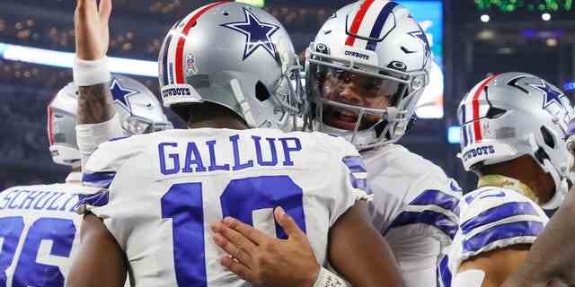 Dak Prescott #4 der Dallas Cowboys feiert mit Michael Gallup #13 der Dallas Cowboys nach einem Touchdown im zweiten Viertel eines Spiels der Indianapolis Colts im AT&T Stadium am 4. Dezember 2022 in Arlington, Texas.