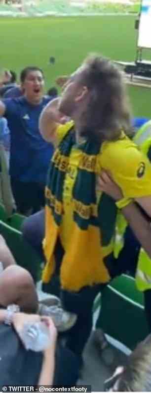 Der Fan fing an, wütend auf argentinische Fans zu gestikulieren