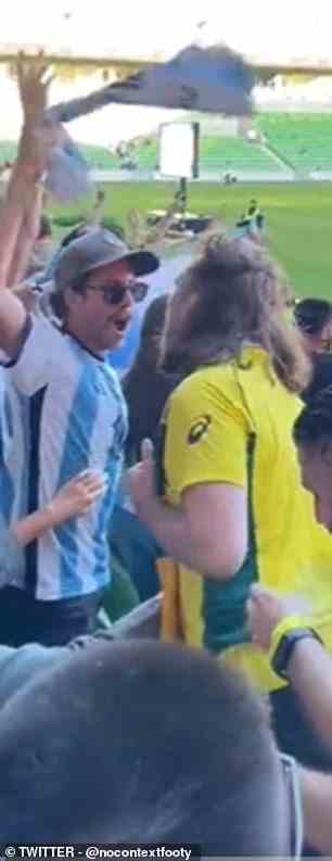Der australische Fan rückte ganz nah an eine Gruppe argentinischer Fans neben ihm heran