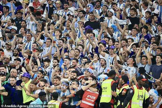 Lionel Messi zollte den argentinischen Fans nach dem 2:1-Sieg von La Albiceleste gegen Australien Tribut