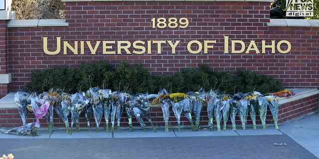Blumen an einem improvisierten Denkmal an der Universität von Idaho in Moskau, Idaho, 21. November 2022, für vier ihrer Studenten, die am 13. November ermordet wurden.