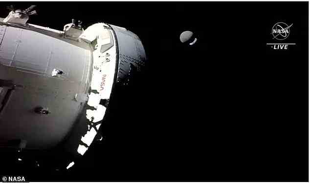 Das Brennen des Triebwerks schoss die Kapsel um die dunkle Seite des Mondes herum.  Hier ist Orion, bevor er den Mond erreicht