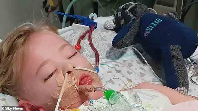 Camila Rose, vier, ist seit letztem Sonntag im Alder Hey Children’s Hospital in Liverpool beatmet.  Sie wurde zunächst eine Woche zuvor mit einem Inhalator nach Hause geschickt