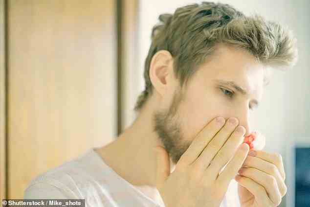 Eine häufige Ursache ist trockene Luft ¿ wie sie beispielsweise bei Zentralheizungen auftritt ¿ da sie die Nasenschleimhaut reizen kann.  Dies hält Ihr Hausarzt für am wahrscheinlichsten