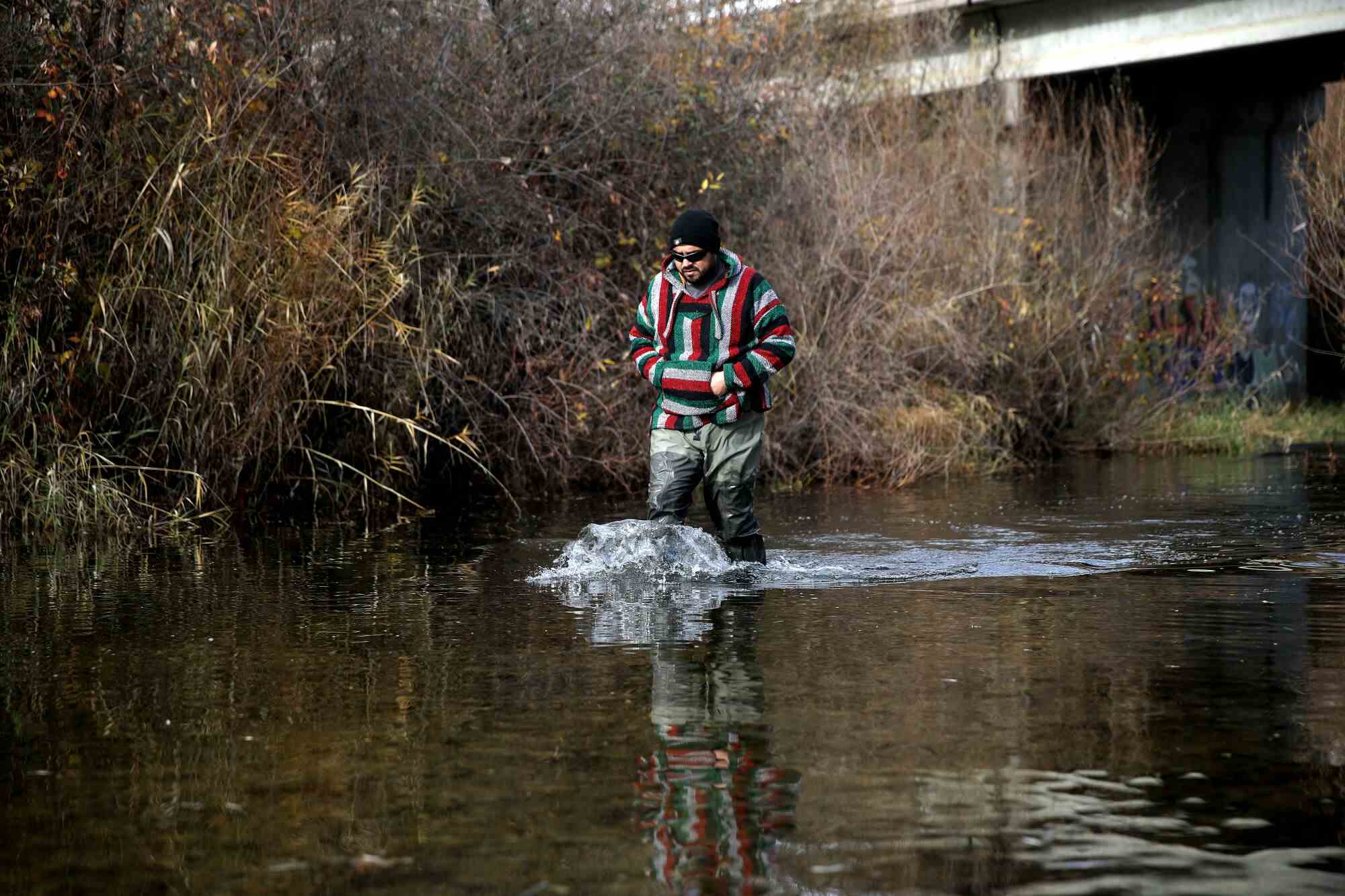 Luis Santana watet in Middle Creek im Wasser. 