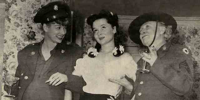 Cora Sue Collins, Mitte, sagte, sie werde von ihrer Freundin Lucille Ball (links) unterstützt "Ich liebe Lucy" Ruhm.
