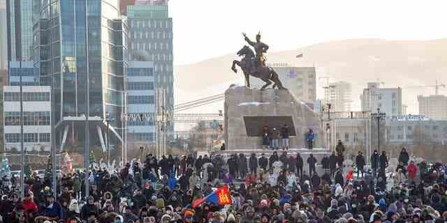 Demonstranten versammeln sich am Montag, den 5. Dezember 2022, auf dem Sukhbaatar-Platz in Ulaanbaatar in der Mongolei.